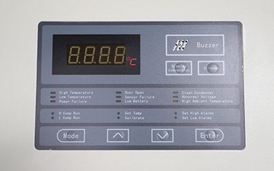 -86°C Tiefkühlschrank mit Selbstkaskadensystem detail - Digitalanzeige für Temperatur. Bedienfeld zum Einstellen. Mit Alarmlichtknopf, deutlich sichtbar und leicht zu erkennen.