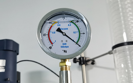 100L Mantelglasreaktor detail - Ölvakuummeter, Anti-Vibration beim Rühren; Hocheffizienter Oberflächenkondensator.