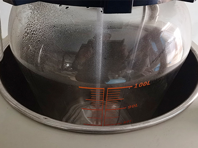 100L einschichtiger Glasreaktor detail - Heizbad mit Heizspirale，Temperaturbereich ist Raumtemperatur bis 180℃. Runder Reaktionskessel für 1L-100L, Zylinderkessel für 100L-200L.