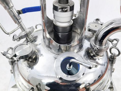 10L ummantelter chemischer Edelstahlreaktor detail - Der Reaktordeckel verfügt über mehrere Öffnungen, deren Anzahl individuell angepasst werden kann, und der große Durchmesser erleichtert die Reinigung.