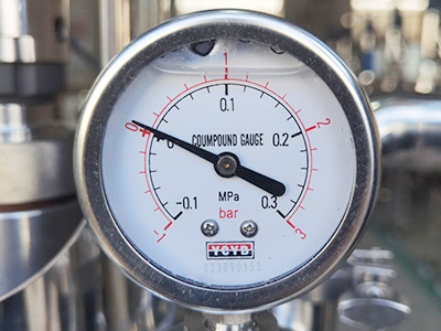 30L Doppelschicht-Edelstahlreaktor für die Destillation detail - Vakuum-Manometer, Echtzeit-Zeigeranzeige, echtes Vakuum.