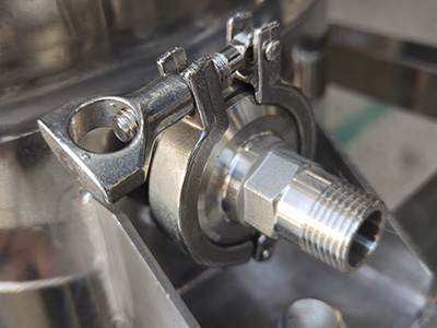 30L Doppelschicht-Edelstahlreaktor für die Destillation detail - Standardmäßige Edelstahlmeilen, stabile Verbindung, starke Abdichtung.