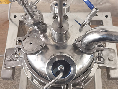5-Liter-Labormantelreaktor aus Edelstahl detail - Kesselkörper aus Edelstahl, korrosionsbeständig, hohe Temperaturbeständigkeit, hohe Druckbeständigkeit.