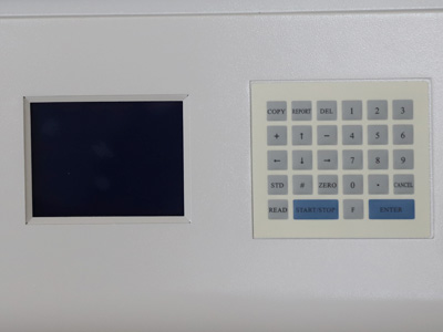 Atomabsorptionsspektrophotometer detail - Eingebaute Computerdatenverarbeitung und LCD-Bildschirm mit Schnittstelle zu einem Computer.
