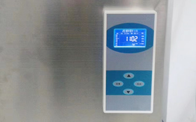 Automatischer Dampfsterilisator mit Schnellöffnung detail - LCD-Display, zeigen den Sterilisationsprozess deutlich an.