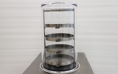 0.12㎡ Normaler Labor-Gefriertrockner detail - Glasglocke aus Plexiglas, klar, um den Trocknungseffekt zu beobachten. Mit 4 Edelstahlschalen.