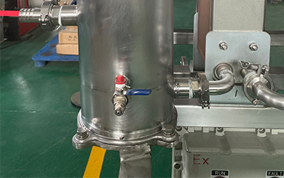 Fallfilmverdampfer im Labormaßstab für die Ethanolrückgewinnung detail - Zuführungsanschluss mit Filtersystem, das beim Zuführen der Probe eine Primärfiltration durchführen kann.