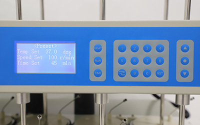 Auflösungsprüfgerät RC-12 DS mit 12 Gefäßen detail - LCD-Bildschirm, kann Temperatur, Geschwindigkeit und Zeit unabhängig einstellen und anzeigen.