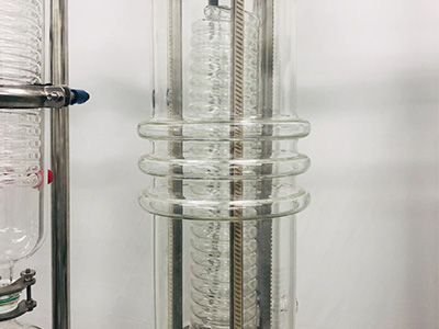 B-Serie Kurzweg-Wiped-Film-Verdampfer Molekulare Destillation detail - Der Abstreifer steht senkrecht zum Hauptverdampfer und seine Verschleißfestigkeit ist 6-mal höher als die des PTFE-Abstreifers.