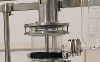 Wischfilm-Molekulardestillationsanlage für CBD-Öl detail - Magnetkupplungssystem - Material SUS316L. Hochtemperaturbeständige, mehrstufige starke Magnetantriebsquelle. Importierte verschleißfeste Hochtemperatur- und korrosionsbeständige Lager aus Deutschland.